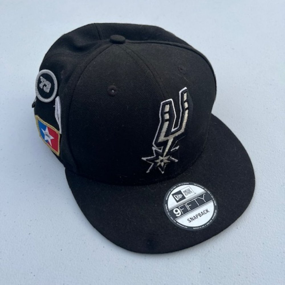 [12286117] Mens New Era San Antonio Spurs - Black City Series 950 Snapback